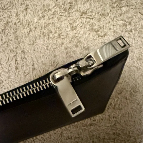 Saint Laurent Elegant Black Leather Pouch - Picture 4 of 7